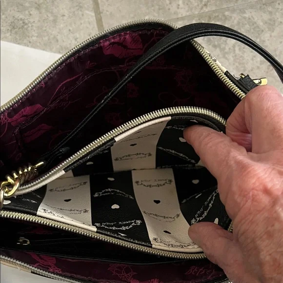 Betsey Johnson Black & White Striped Heart Stud Crossbody - Picture 9 of 10